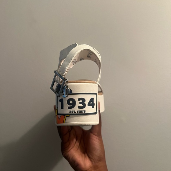 Limited edition Donald Duck sandals. - Picture 2 of 4